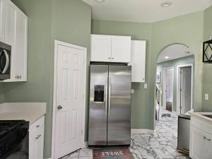 孟菲斯Remodeled 7 bedrooms in Westwood Neighborhood的厨房配有不锈钢冰箱和白色橱柜