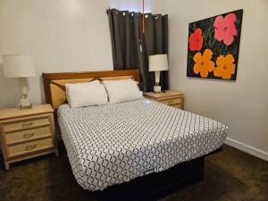 孟菲斯Remodeled 7 bedrooms in Westwood Neighborhood的一间卧室配有一张床和两个带灯的床头柜