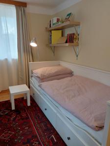 克洛斯特新堡Haus Catull的一间卧室配有一张床、一张桌子和一个窗户。