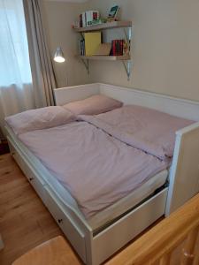 克洛斯特新堡Haus Catull的卧室内的一张白色床架