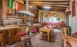 乌鲁班巴Sonesta Posadas del Inca - Valle Sagrado Yucay Urubamba的餐厅铺有木地板,配有桌椅