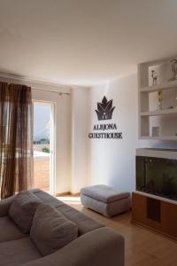 地拉那ALBJONA GUESTHOUSE TIRANA的一间带床和鱼缸的客厅