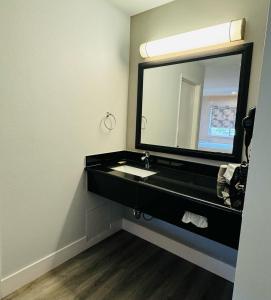 马丁内斯Motel 6 Martinez, CA的一间带水槽和大镜子的浴室