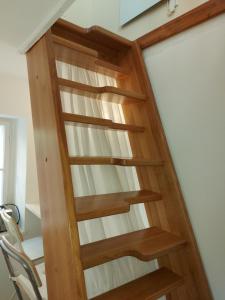 克洛斯特新堡Haus Catull的房屋内的木制螺旋楼梯