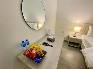 伊斯兰堡Skypark One Gulberg - Apartments by Superhost的配有一张带镜子的桌子和一张床的房间
