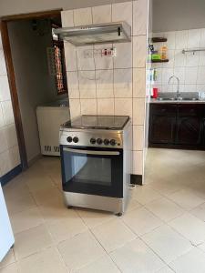 莫希Maasaifari Moshi 36的厨房配有炉灶,位于瓷砖地板。