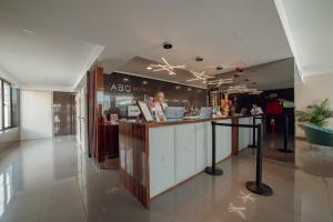 波尔图波尔图ABC酒店 - 博阿维斯塔 的大楼中间一家带柜台的餐厅