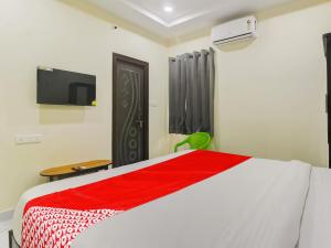 IbrāhīmpatanSRI NIRVANA PRIDE的卧室配有一张床,墙上配有电视。