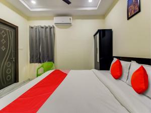 IbrāhīmpatanSRI NIRVANA PRIDE的一间卧室配有一张带红色枕头的大床