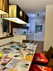 RednitzhembachFireApart的厨房配有一张带照片的桌子