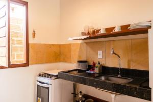 巴拉格兰德Vila Flamboyant的厨房配有水槽和台面