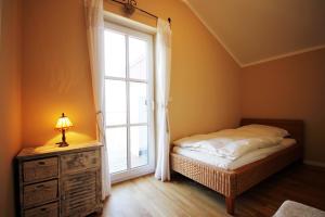 伯尔格伦德-雷特维施Parkresidenz的一间卧室设有一张床和一个大窗户