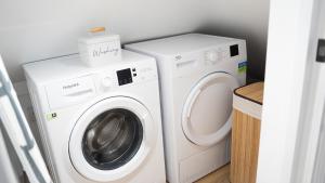 East BarnetOakleigh House, 3 bedroom, free parking的洗衣房配有洗衣机和烘干机