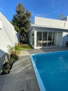 南圣克鲁斯Casa Floratta - Próximo a Unisc的房屋前的游泳池