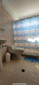 PampatarApto Pampatar - Isla de Margarita的浴室设有卫生间和动物淋浴帘