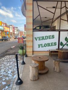 巴西利亚Pousada Verdes Flores的木凳花卉商店的标志