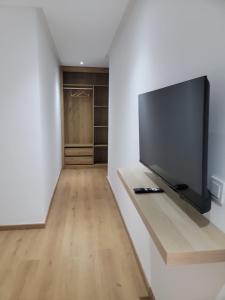 拉巴特Eden Room SCH的客厅设有壁挂式平面电视。