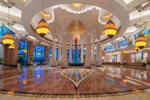 迪拜棕榈岛亚特兰蒂斯酒店的酒店大堂设有舞池和吊灯