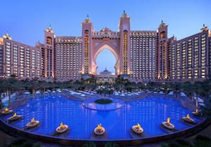 迪拜棕榈岛亚特兰蒂斯酒店的享有Bellagio酒店和赌场的景色
