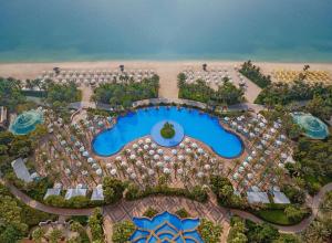 迪拜棕榈岛亚特兰蒂斯酒店的享有带游泳池的度假村的空中景致