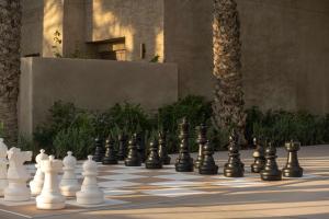 迪拜Bab Al Shams, A Rare Finds Desert Resort, Dubai的庭院里放着巨型国际象棋棋棋盘