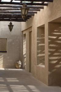迪拜Bab Al Shams, A Rare Finds Desert Resort, Dubai的一座建筑物的侧面有阴影