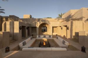 迪拜Bab Al Shams, A Rare Finds Desert Resort, Dubai的一座建筑的中间有一个喷泉