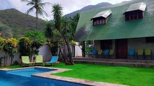 La AsunciónAcogedor Chalet con Piscina.的房屋旁带游泳池的房子