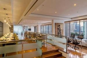 巴拿马城巴拿马喜来登大酒店的用餐室设有桌椅和窗户。