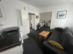 哥本哈根Airport apartment的客厅配有沙发和桌子