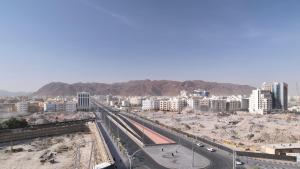 麦地那InterContinental Dar Al Hijra Madinah, an IHG Hotel的享有城市与高速公路和建筑的景色