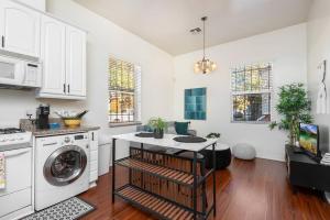洛杉矶Sleek & Upscale: Premier 1-BR Apartment in LA!的厨房配有洗衣机和洗衣机。