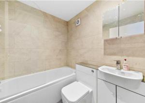 北安普敦Stylish 2 bedroom Apartment in Kettering Town Centre, sleeps 4, free parking, wifi, Sky, Netflix的浴室配有卫生间、盥洗盆和浴缸。