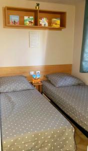 鲁西隆地区卡内Mobil-home Le cocon的双床间设有2张单人床。