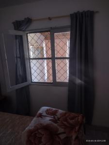 La ConsultaCasa manu的窗户,房间前面有一张床
