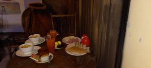 科帕卡巴纳La Leyenda的餐桌上摆放着食物和饮料