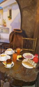 科帕卡巴纳La Leyenda的一张桌子上的油画,上面有食物和饮料盘