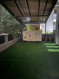 IranlaTwo bedroom duplex in Chevron Lekki phase 2的户外庭院,庭院内有绿草庭院