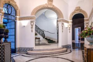 马德里雷蒂罗帕里西奥酒店，傲途格精选的华丽的走廊,有楼梯和拱门