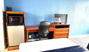 索尔兹伯里索尔兹伯里美国最有价值旅馆的一张桌子,一张桌子,一台电脑和一把椅子放在一个房间里