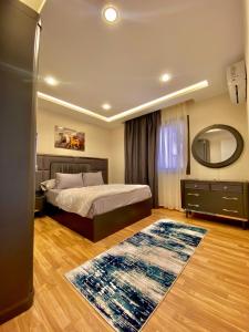 塞得港شاليه فندقى داخل فندق هلنان بورفؤاد helnan port fouad的一间卧室配有床、镜子和地毯