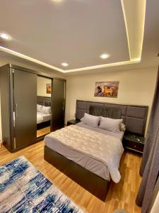塞得港شاليه فندقى داخل فندق هلنان بورفؤاد helnan port fouad的一间卧室设有一张大床和一个大镜子