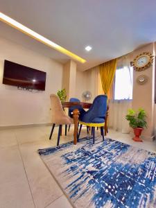 塞得港شاليه فندقى داخل فندق هلنان بورفؤاد Private Apartment Inside Helnan Hotel Port Fouad的客厅配有桌椅和电视。