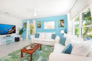 Gun BayBlue Moon home的客厅拥有蓝色的墙壁和白色的家具