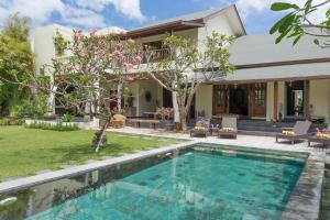 克罗柏坎Villa Balidamai by Nagisa Bali的房屋前有游泳池的房子