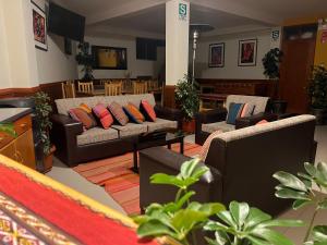 ChincherosChinchero Boutique Hotel & Tours的带沙发、桌子和植物的客厅