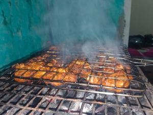 AnachalMistey Valley Munnar的烤架上烹饪的一大堆食物