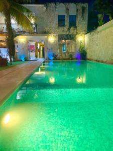 科巴Hotel Mayahau Coba的夜间酒店游泳池
