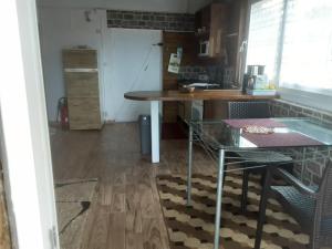 卡佩斯特雷贝勒奥第三秋季公寓的厨房配有桌子和台面