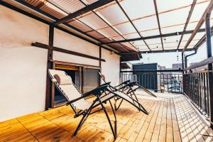 松本松本市の一棟貸し切りできる古民家的两把椅子坐在大楼的阳台上